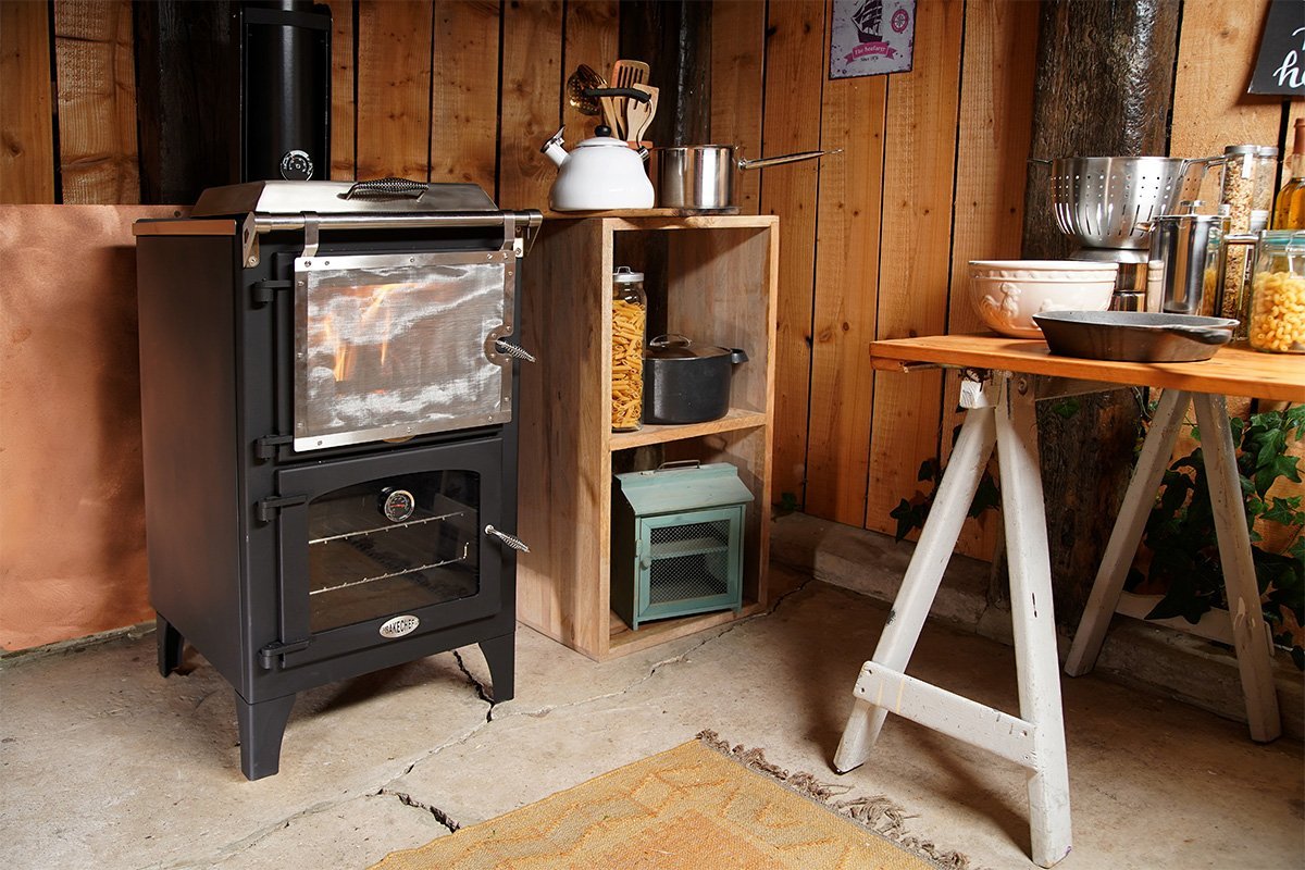 Charlton & Jenrick Go Eco Bake Chef in houten buitenkeuken met tafel en kookgerei