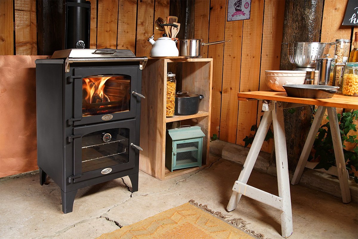 Charlton & Jenrick Go Eco Bake Chef houtkachel in keuken met brandend vuur