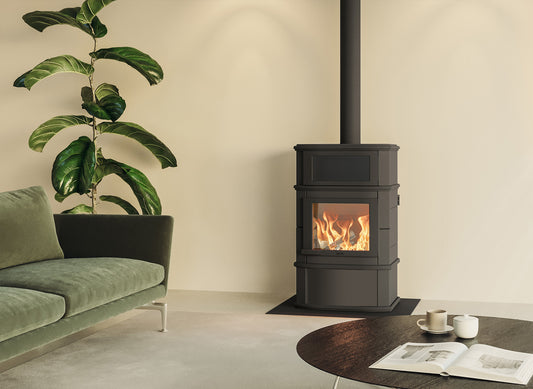 Altech Grande Nobles Complet Hybride-e in moderne woonkamer met brandend vuur