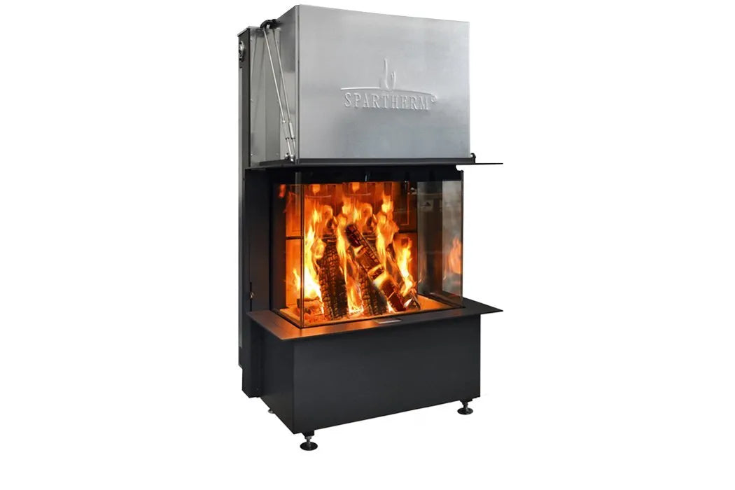 Spartherm Linear Triple 80x41x50 (vaste greep) met brandend houtvuur en glazen panelen.