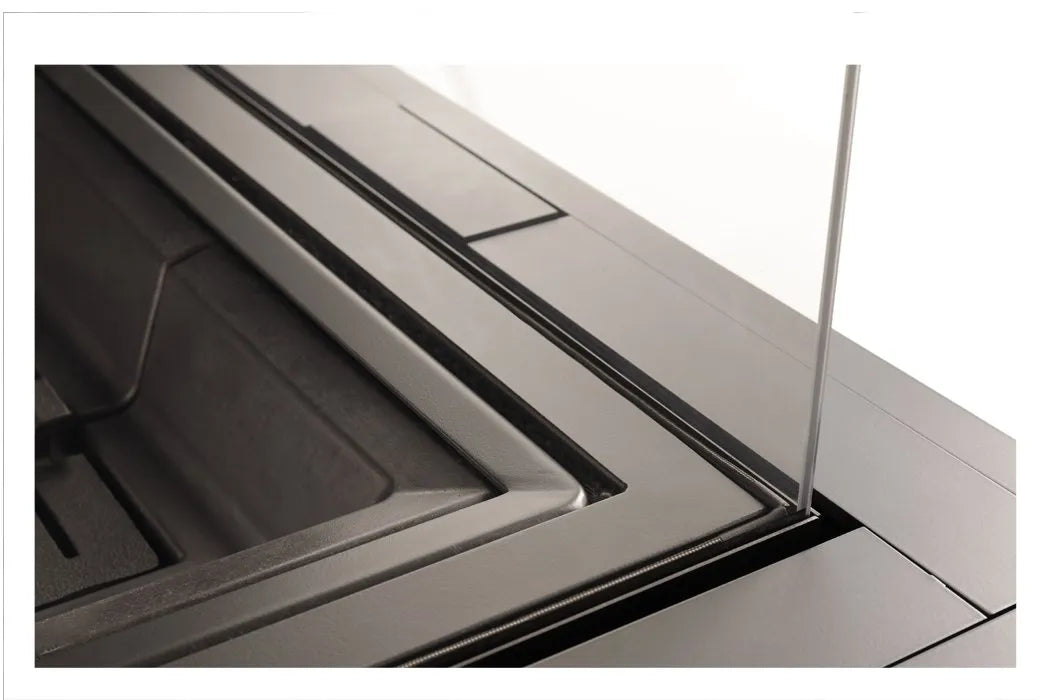 Close-up van de Spartherm Linear Triple 80x41x50 (vaste greep) haard met glazen paneel.