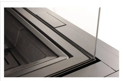 Close-up van de Spartherm Linear Triple 80x41x50 (vaste greep) haard met glazen paneel.