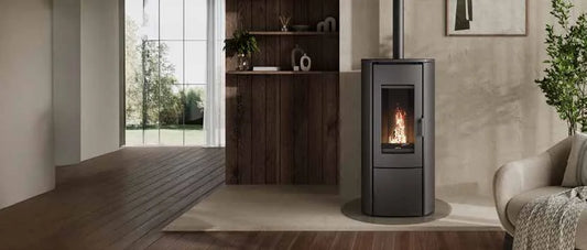 Nordic Fire Ilvar 9 in moderne woonkamer met brandend vuur