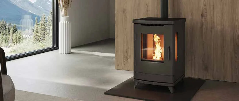 Nordic Fire Fenna houtkachel in moderne woonkamer bij groot raam