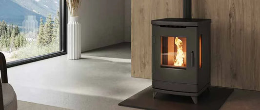 Nordic Fire Ilvar 7 houtkachel in moderne woonkamer met zicht op bergen