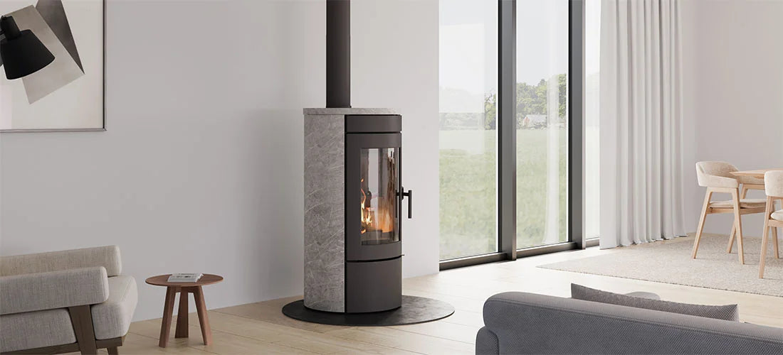 Nordic Fire Baldr houtkachel in moderne woonkamer met grote ramen