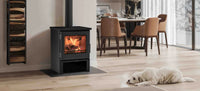 Nordic Fire Bex houtkachel in moderne eetkamer met brandend vuur