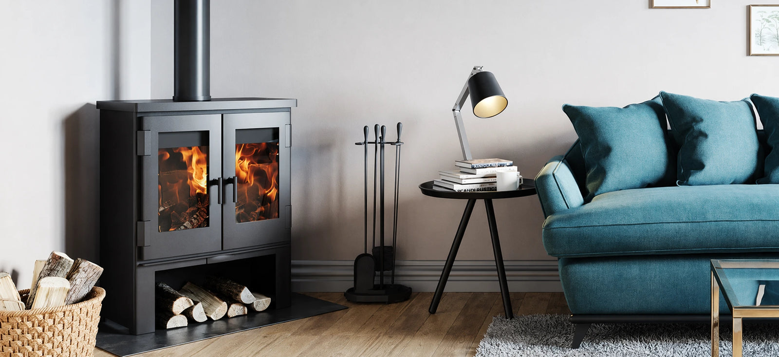 Nordic Fire Bjork in een woonkamer met brandend vuur naast een blauwe bank