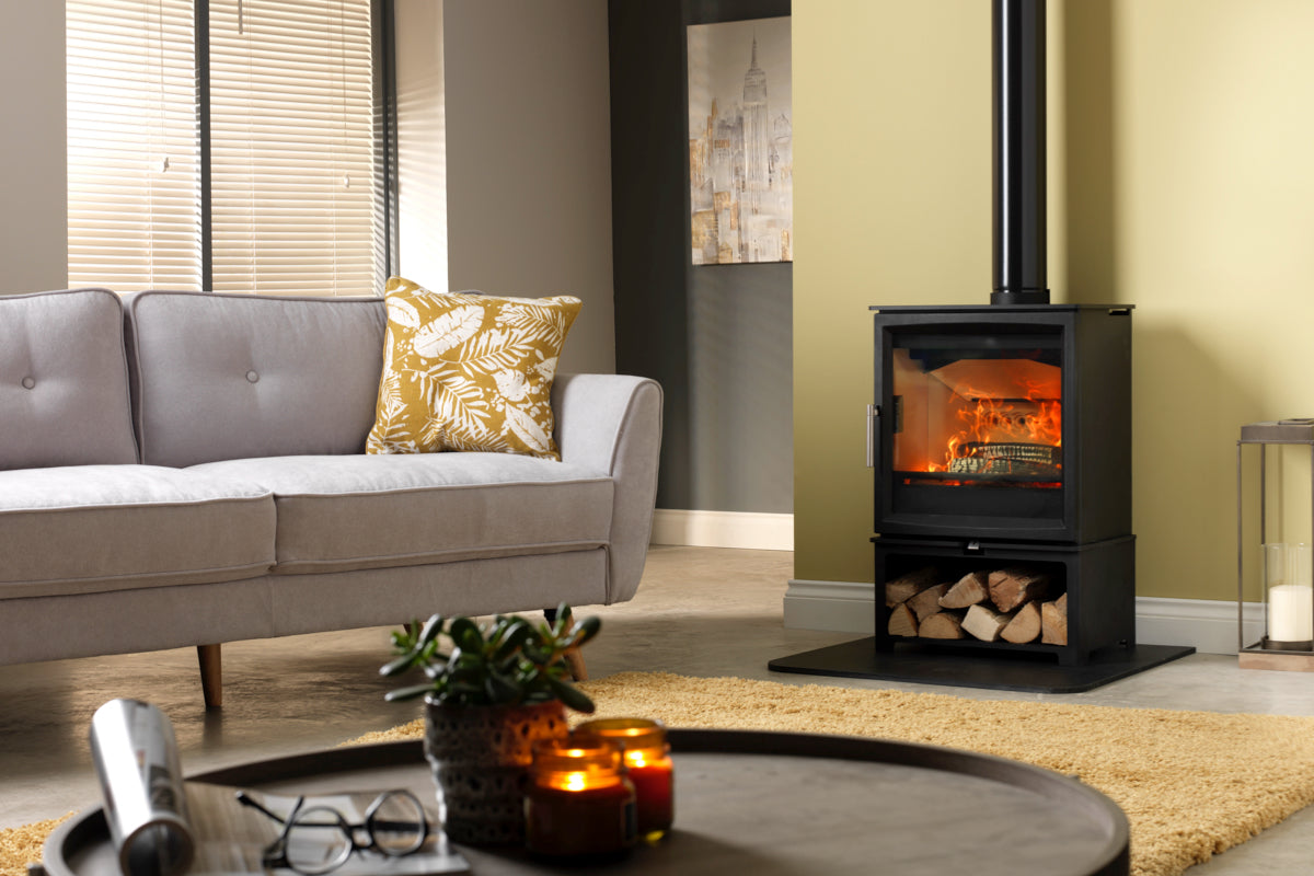 Charlton & Jenrick Fireline Woodtec 5 KW-W breed 514 mm Deep Max in een moderne woonkamer.