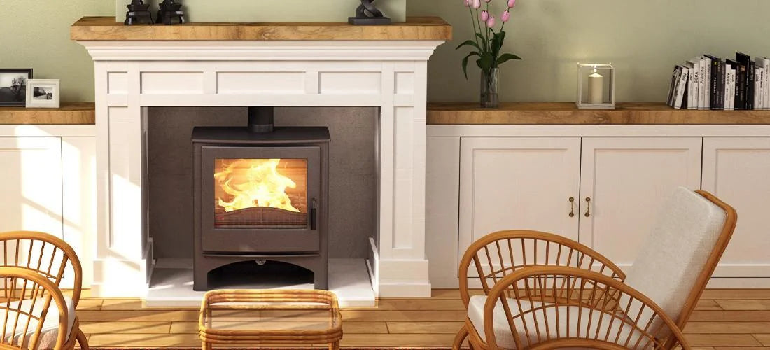 Nordic Fire Cottage in witte woonkamer met brandende houtkachel