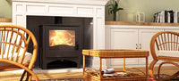 Nordic Fire Cottage in sfeervolle woonkamer met brandend vuur