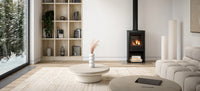 Nordic Fire Esby in moderne woonkamer met brandend vuur en houtvak
