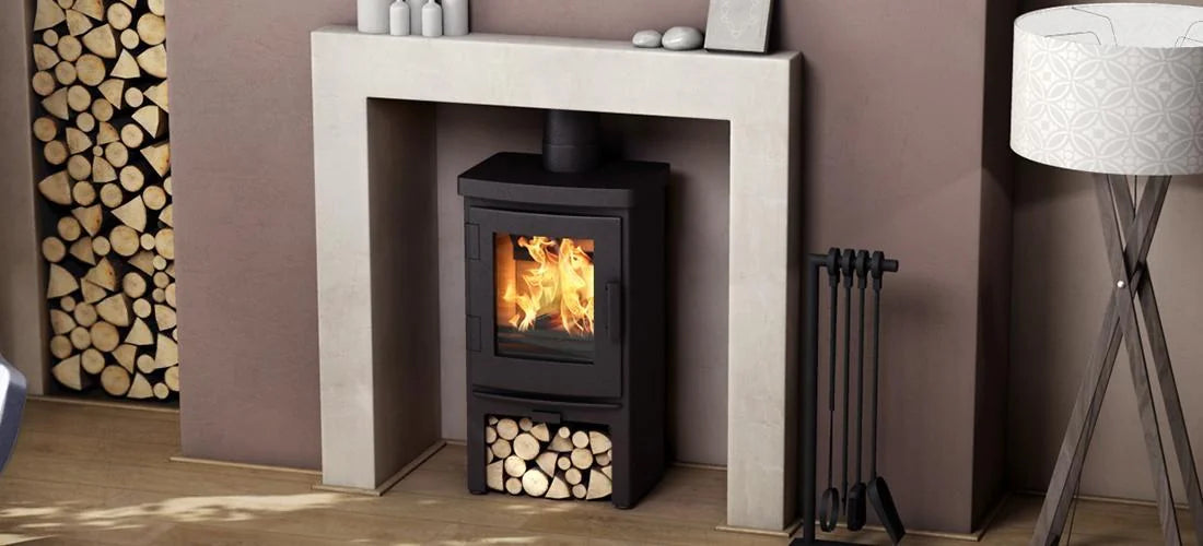 Nordic Fire Fjord 1 houtkachel in moderne woonkamer, met brandend vuur