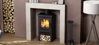 Nordic Fire Fjord 1 houtkachel in moderne woonkamer, met brandend vuur