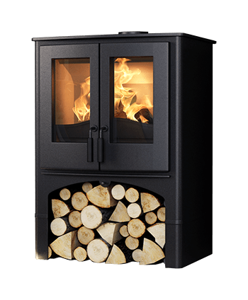 Nordic Fire Lodge houtkachel met brandend vuur en houtopslag onderin