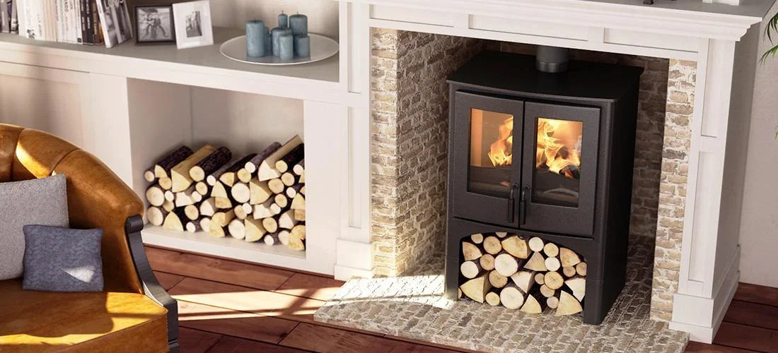 Nordic Fire Lodge CV in woonkamer, zwarte kachel met brandend vuur en houtvak