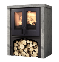 Nordic Fire Lodge houtkachel met brandend vuur en houtvak