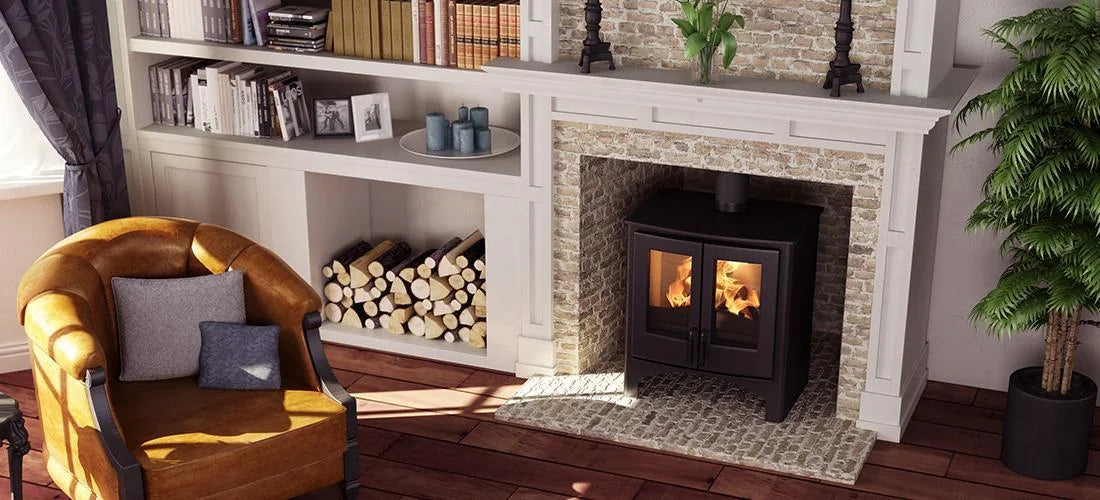 Nordic Fire Lodge kachel in woonkamer met brandend vuur en fauteuil