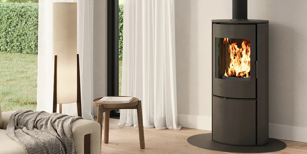 Nordic Fire Olaf in moderne woonkamer met brandend vuur en raam