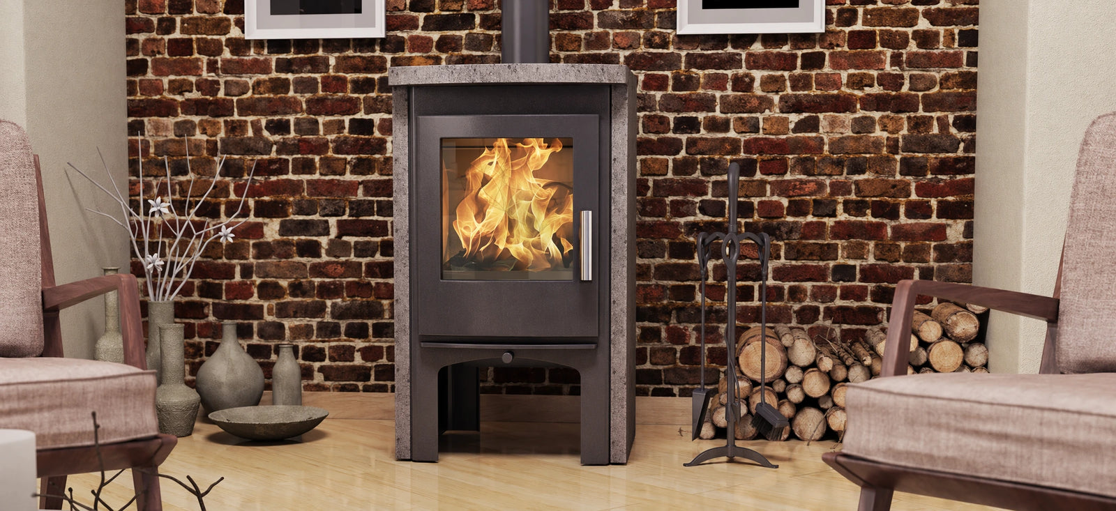 Nordic Fire Rosanna in woonkamer met brandend vuur en bakstenen muur