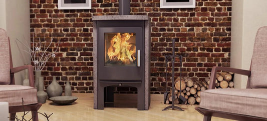 Nordic Fire Rosanna in woonkamer met brandend vuur en bakstenen muur