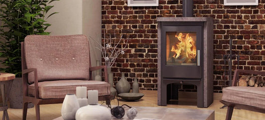 Nordic Fire Rosanna houtkachel in woonkamer met brandend vuur