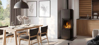Nordic Fire Torsted houtkachel in moderne eetkamer met brandend vuur