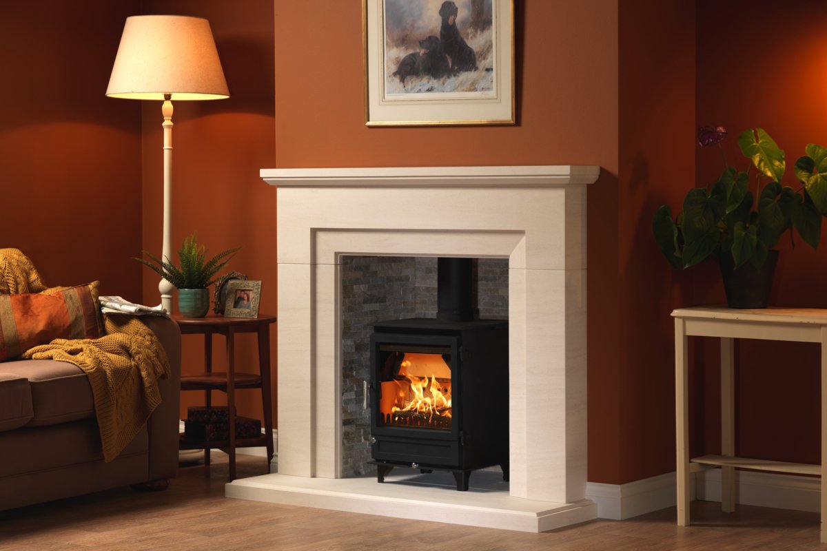 Charlton & Jenrick Purevision Heritage 5kW rechte deur in woonkamer, brandend in witte schouw