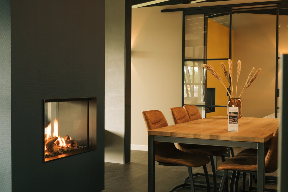 Faber MatriX Hybrid 800/500 ST in moderne eetkamer met haardvuur