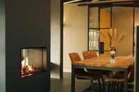 Faber MatriX Hybrid 800/500 ST in moderne eetkamer met haardvuur