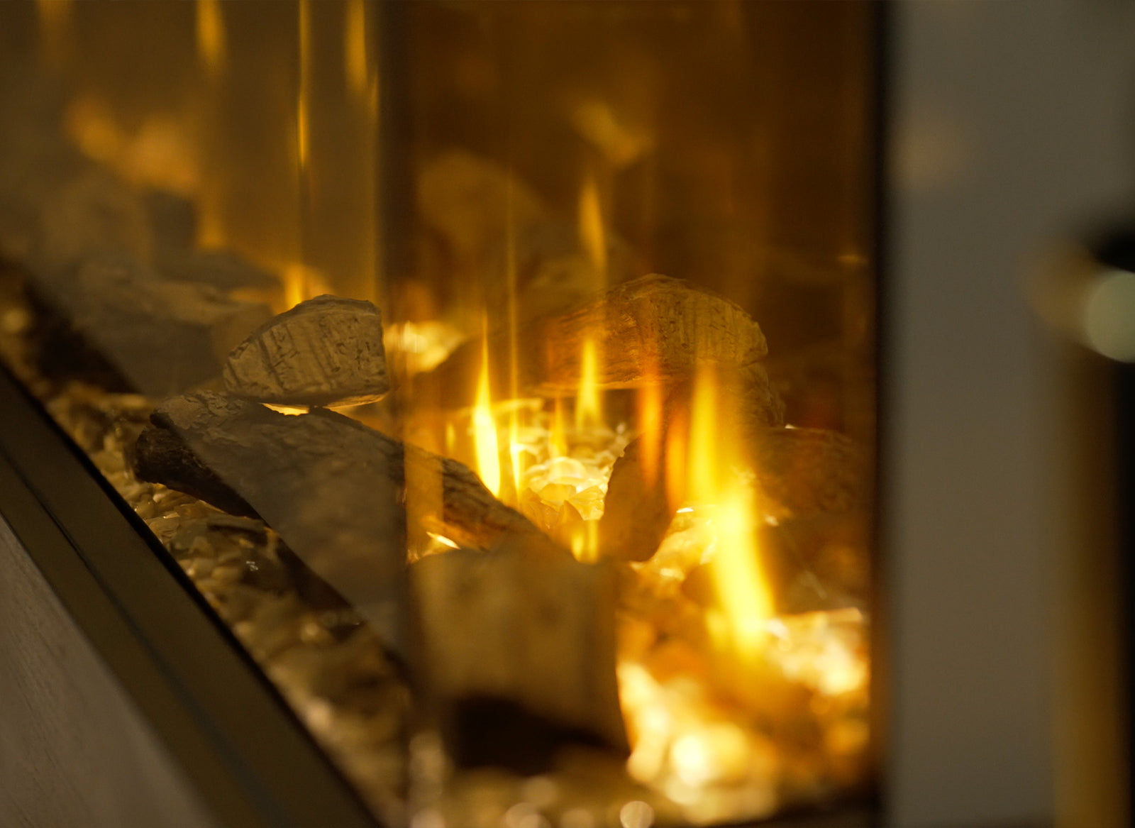 Dimplex Ignite Bold 50 met gloeiende houtblokken en vlammen
