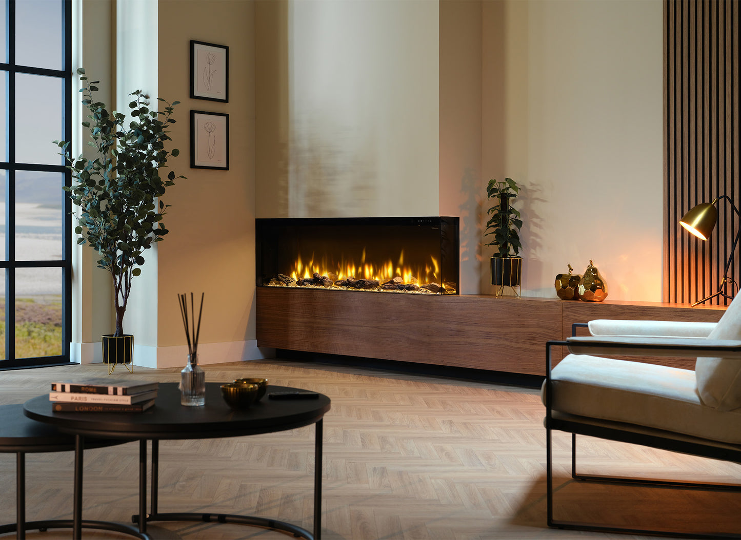 Moderne woonkamer met Dimplex Ignite Bold 60 elektrische haard, houten meubels en decoratieve planten.