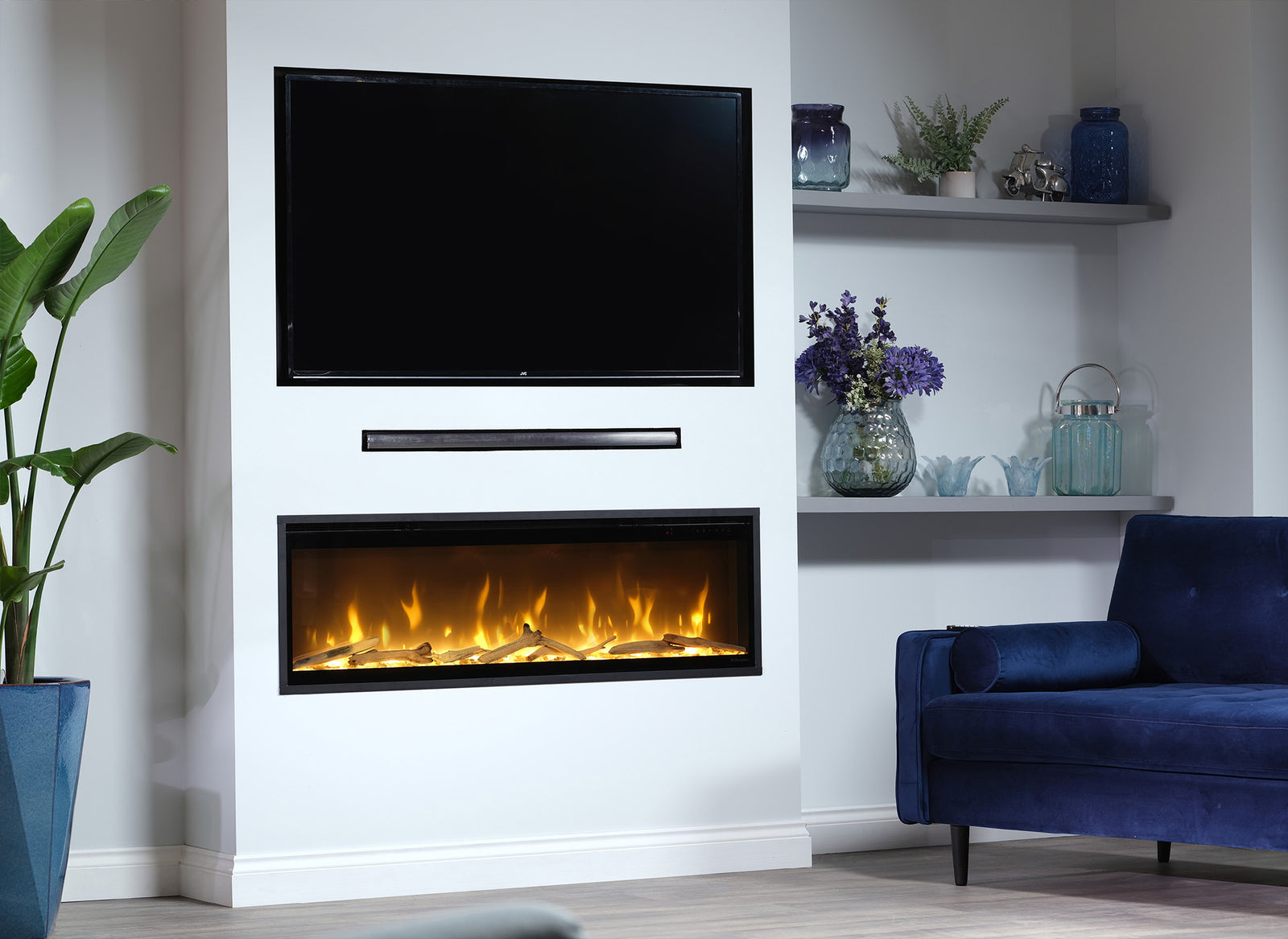 Dimplex Ignite Evolve 74 ingebouwd in woonkamer met brandend haardvenster