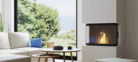 Nordic Fire Sienna 3-zijdig in moderne woonkamer met zicht op tuin en brandend vuur