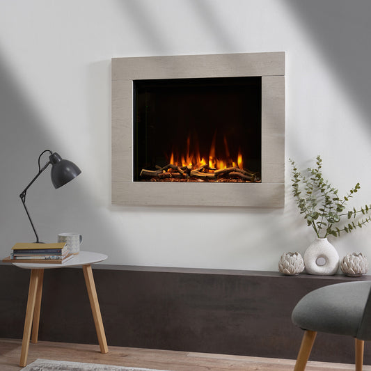 Charlton & Jenrick i-560e Slim elektrische haard in een moderne woonkamer met decoratieve elementen.