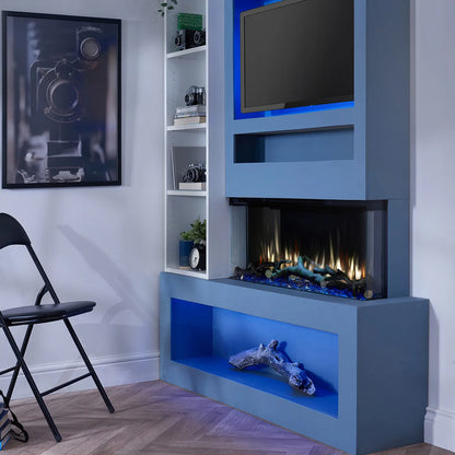 Charlton & Jenrick i-920e Slim elektrische haard in een moderne woonkamer met blauwe accenten.