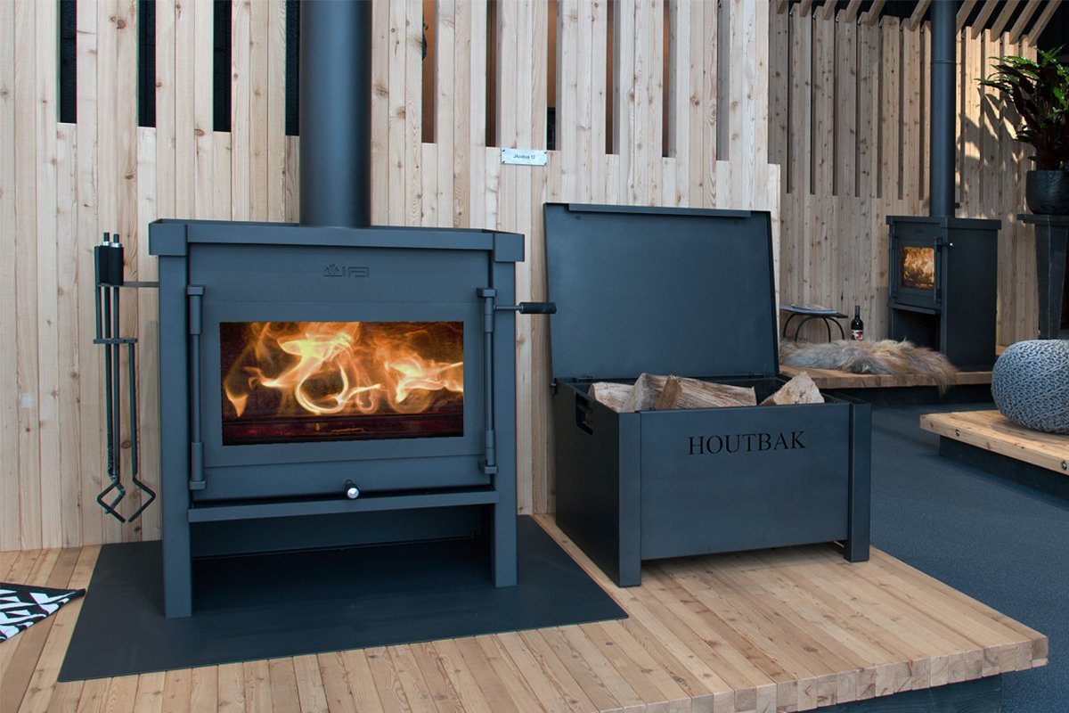 JAcobus 12 doorkijk houtkachel met brandend vuur in houten showroom