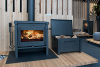 JAcobus 12 doorkijk houtkachel met brandend vuur in houten showroom