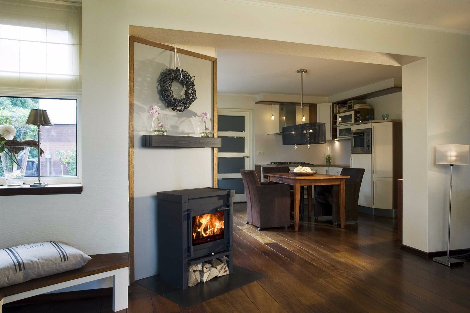 JAcobus 9 houtkachel in moderne woonkamer met brandend vuur