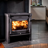 JAcobus 12 houtkachel met brandend vuur in een moderne keuken