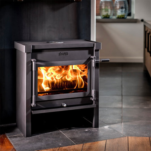 JAcobus 12 houtkachel met brandend vuur in een moderne keuken
