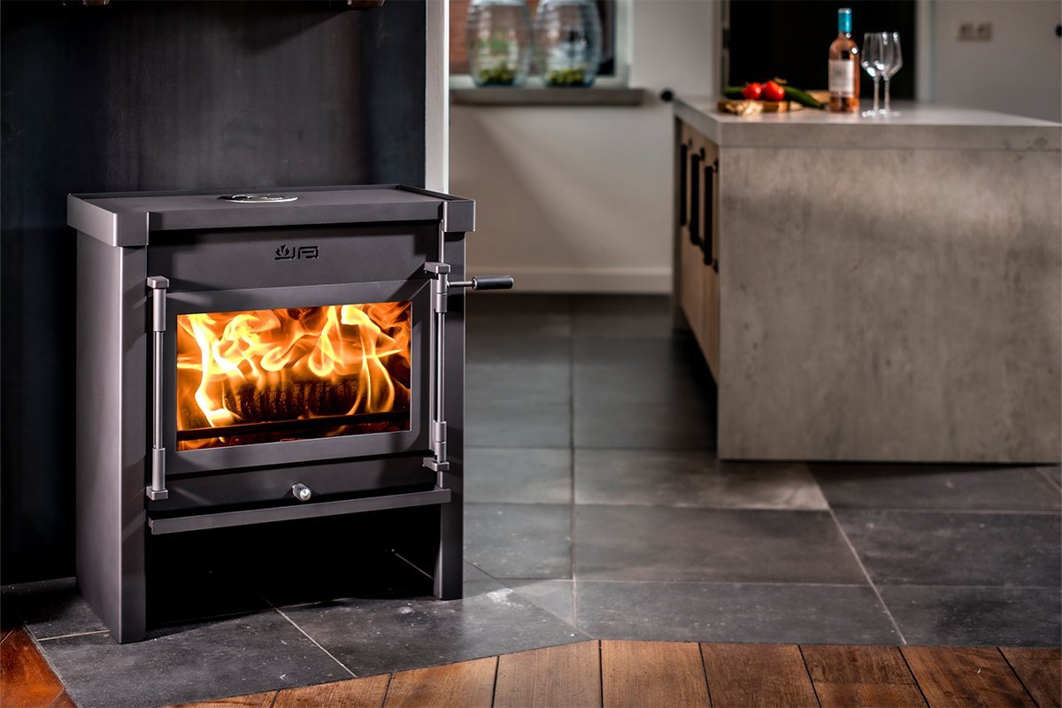 JAcobus 12 houtkachel in moderne keuken met brandend vuur