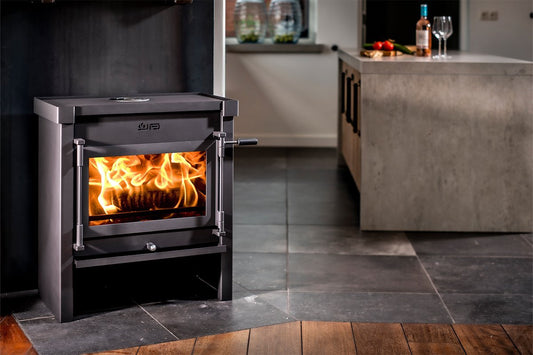 JAcobus 12 houtkachel in moderne keuken met brandend vuur