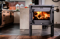 JAcobus 12 doorkijk houtkachel met brandende vlammen in moderne keuken
