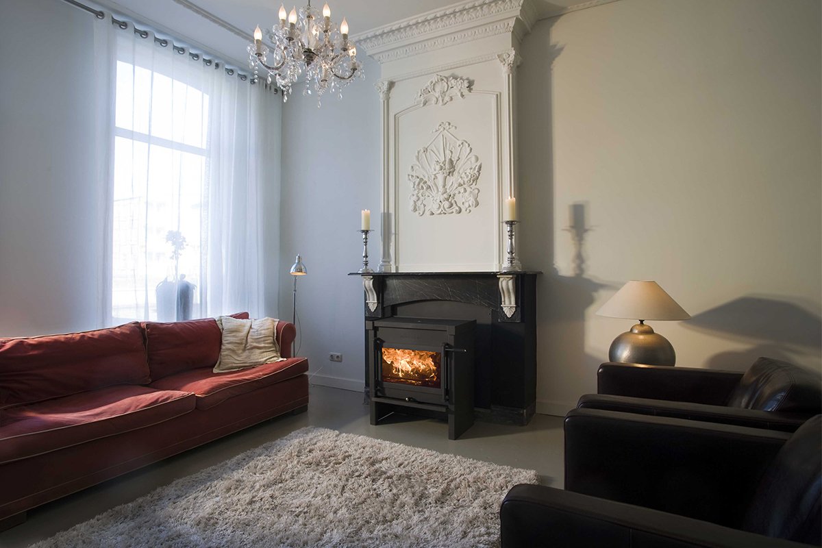 JAcobus 12 houtkachel in een stijlvolle woonkamer met brandend vuur