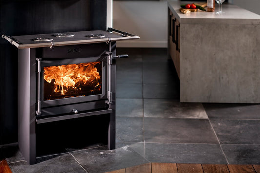 JAcobus 12 kookkachel in moderne keuken met brandend vuur