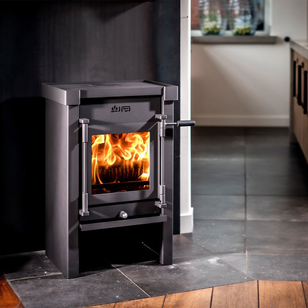 JAcobus 6 houtkachel met brandend vuur in een moderne keuken