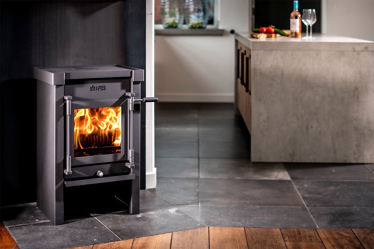JAcobus 6 houtkachel in moderne keuken met brandend vuur