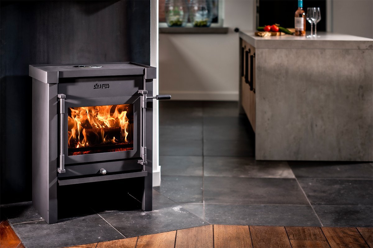 JAcobus 9 houtkachel in moderne keuken met brandend vuur