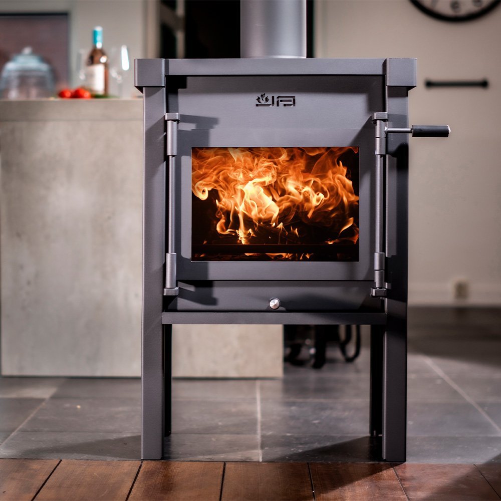 JAcobus 9 Doorkijk houtkachel met brandend vuur, geplaatst in een moderne woonkamer.